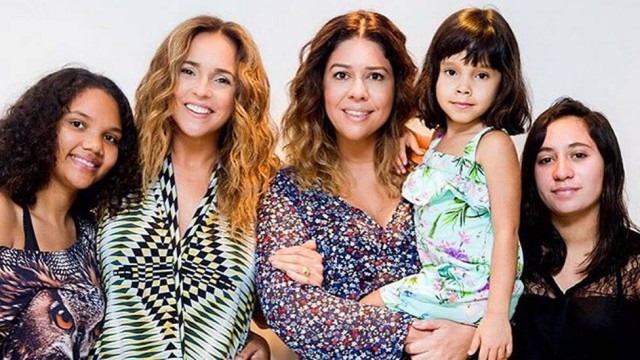 Daniela e Malu com as três filhas adotivas do casal (Foto: Reprodução)